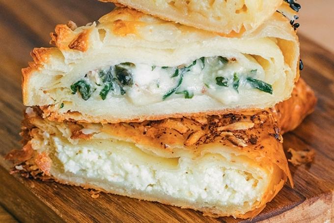 Burekas de espinafre e de queijo uma sobre a outra