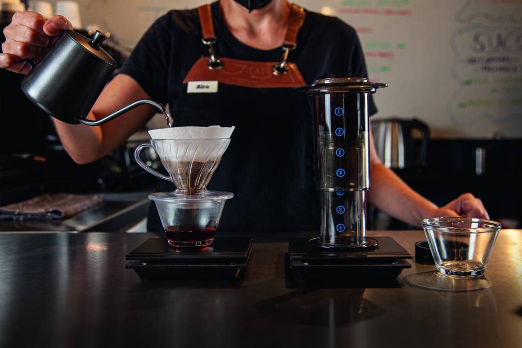 J.Café Atendente prepara o café coado na Hario V60