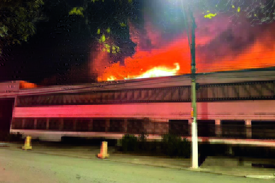 Incêndio atinge galpão da Cinemateca na Vila Leopoldina, que guarda maior acervo audiovisual brasileiro (REPRODUÇÃO).jpg Foto mostra unidade da Cinemateca pegando fogo