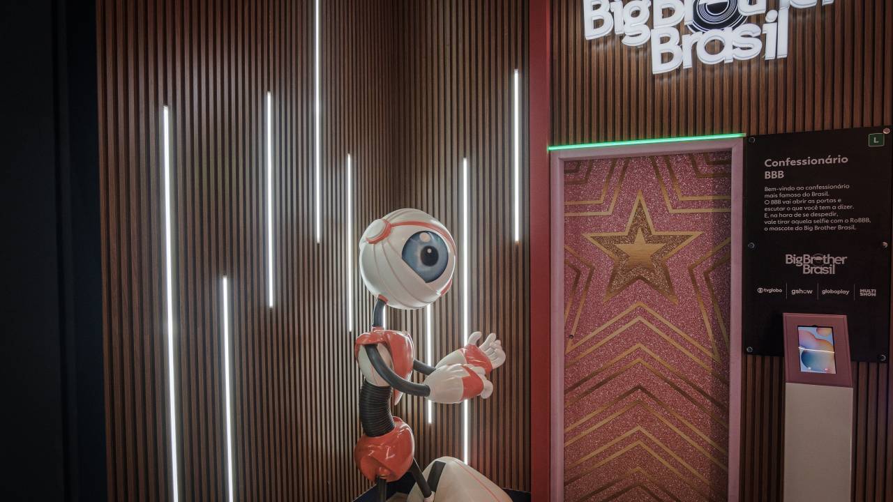 Foto mostra avatar do BBB ao lado da porta do confessionário