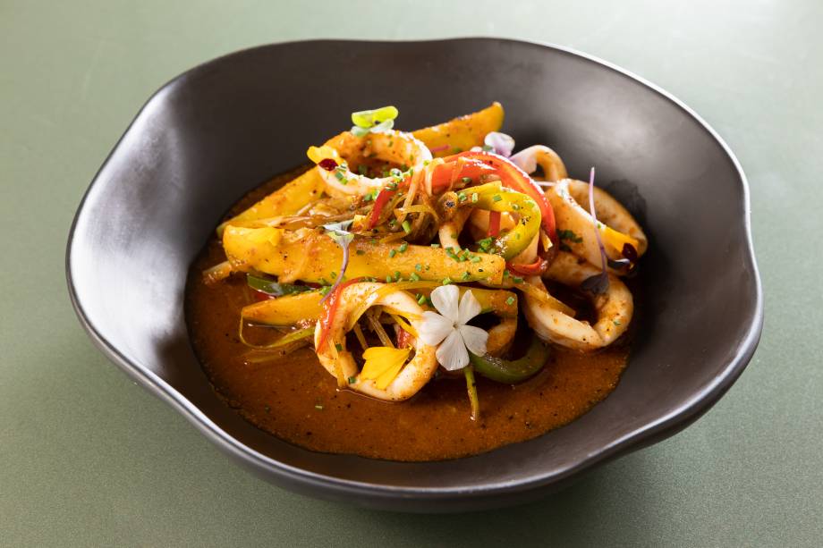 Lula: no caldo de camarão com pimentões verde e vermelho, alho-poró, miniabobrinha e minicenoura Lula: no caldo de camarão com pimentões verde e vermelho, alho-poró, miniabobrinha e minicenoura