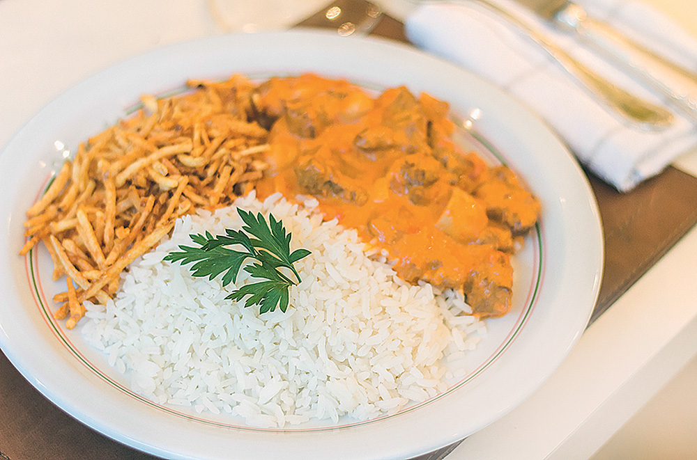 Prato de strogonofe completo: com arroz branco e batata palha