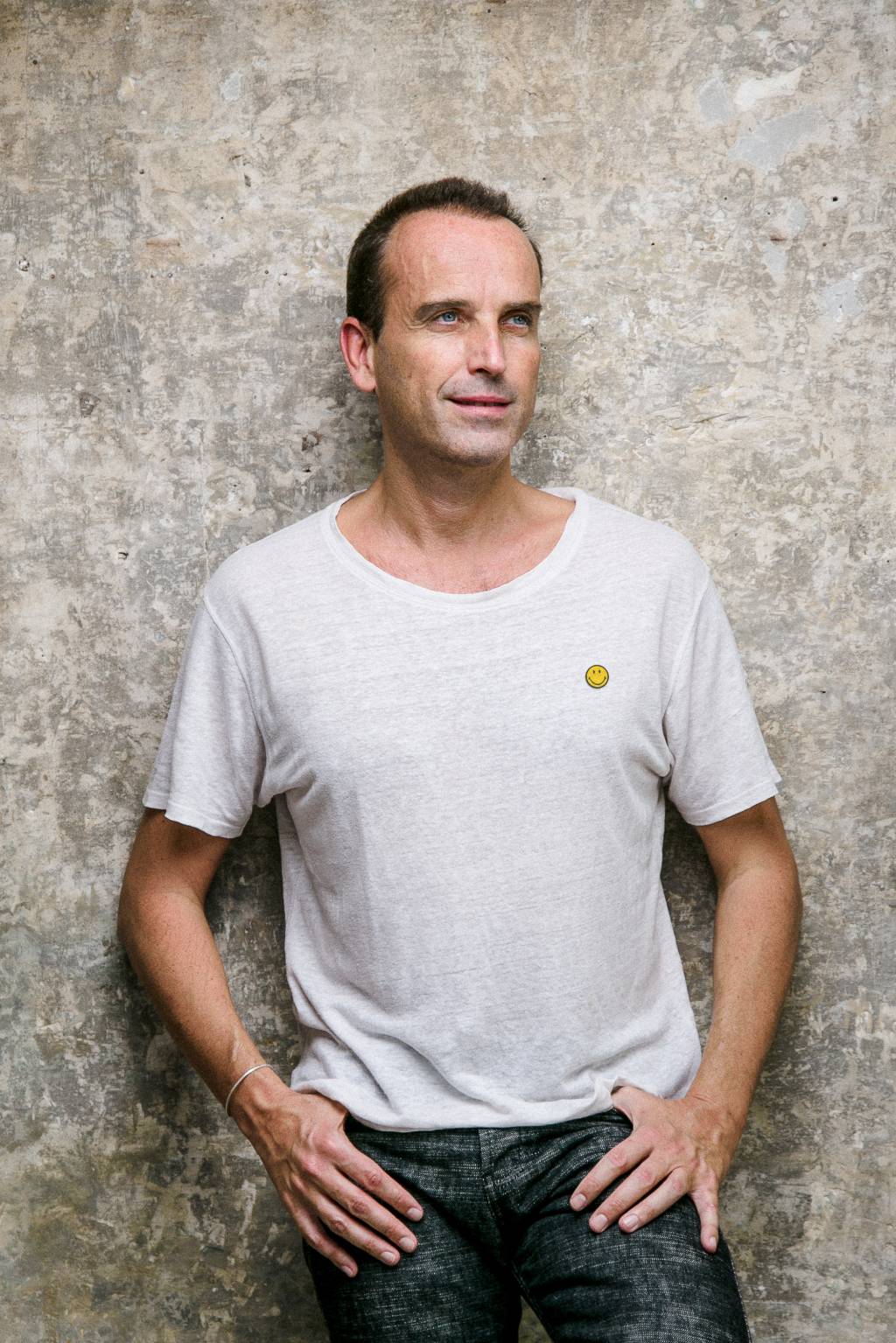 Nicolas Loufrani (Florence Moncenis-Divulgação) Nicolas Loufrani veste camiseta branca e sorri olhando para a direita.