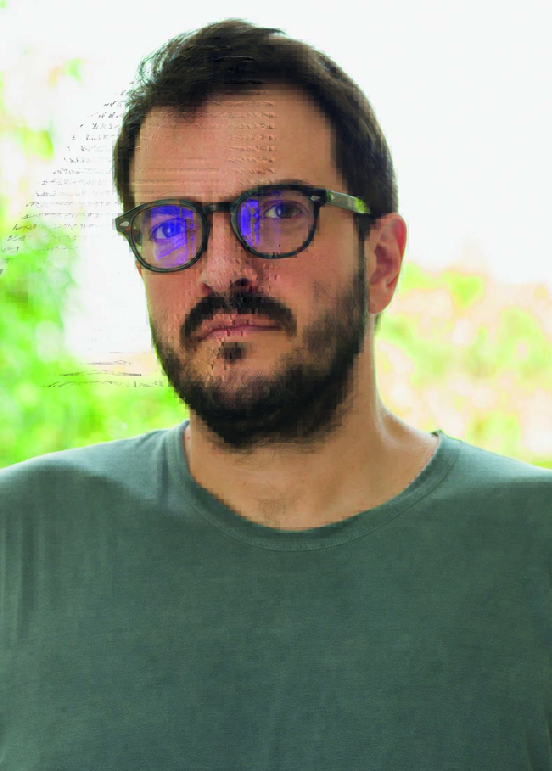 RODRIGO TEIXEIRA – foto Wladimir Fontes.jpg Rodrigo é um homem branco, de barba e cabelos escuros. Ele usa óculos e uma blusa cinza.