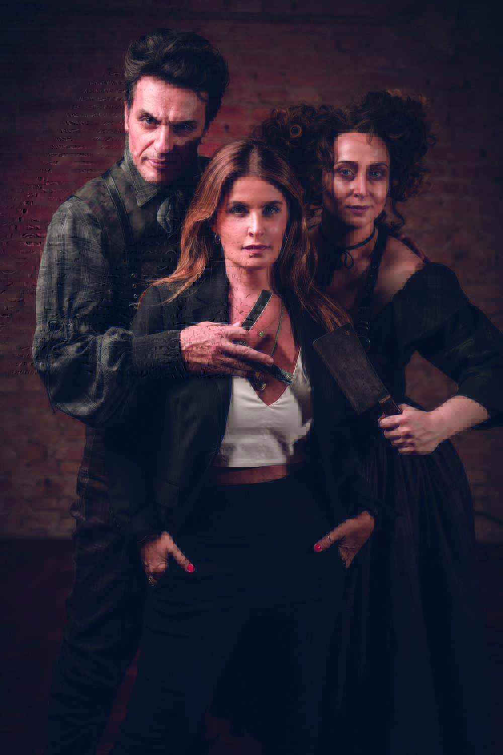 Sweeney Todd, elenco e Adriana Del Claro (Stephan Solon-Divulgação) (1).jpeg Rodrigo Lombardi e Andrezza Massei posam com a produtora Adriana Del Claro no meio. Ele segura uma navalha no centro da foto.