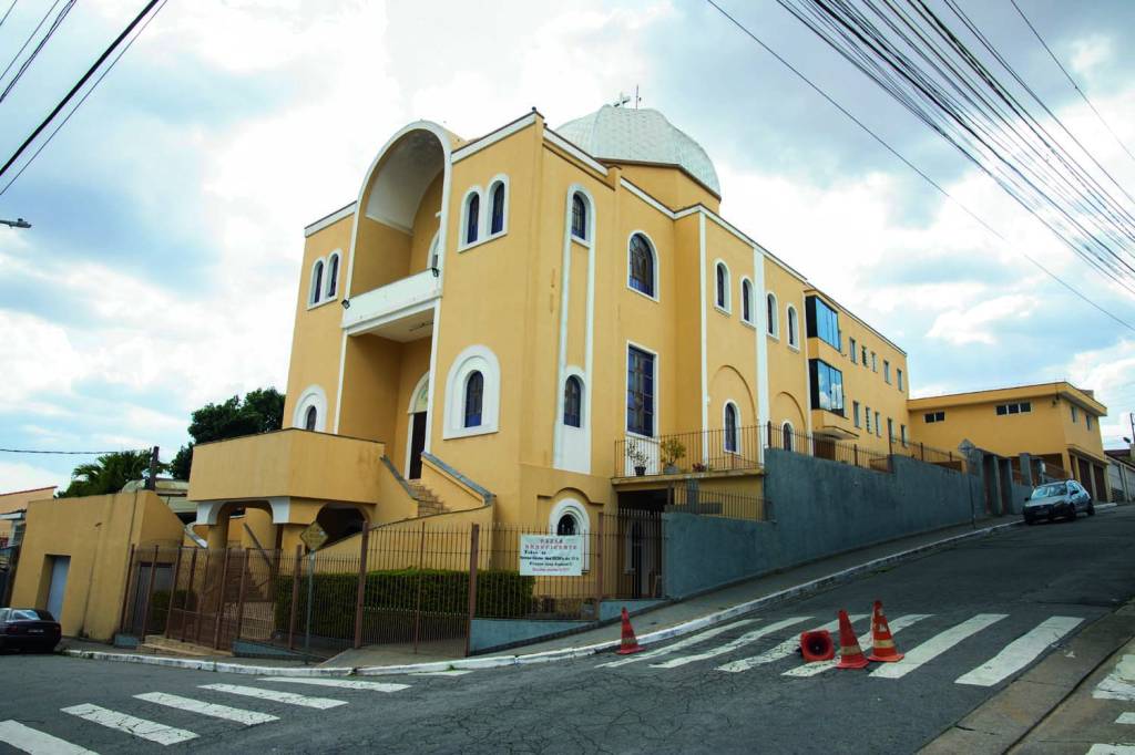 Vila Zelina – Igreja Católica Ucraniana Imagem mostra fachada de igreja com paredes amarelas, em esquina de duas ruas.
