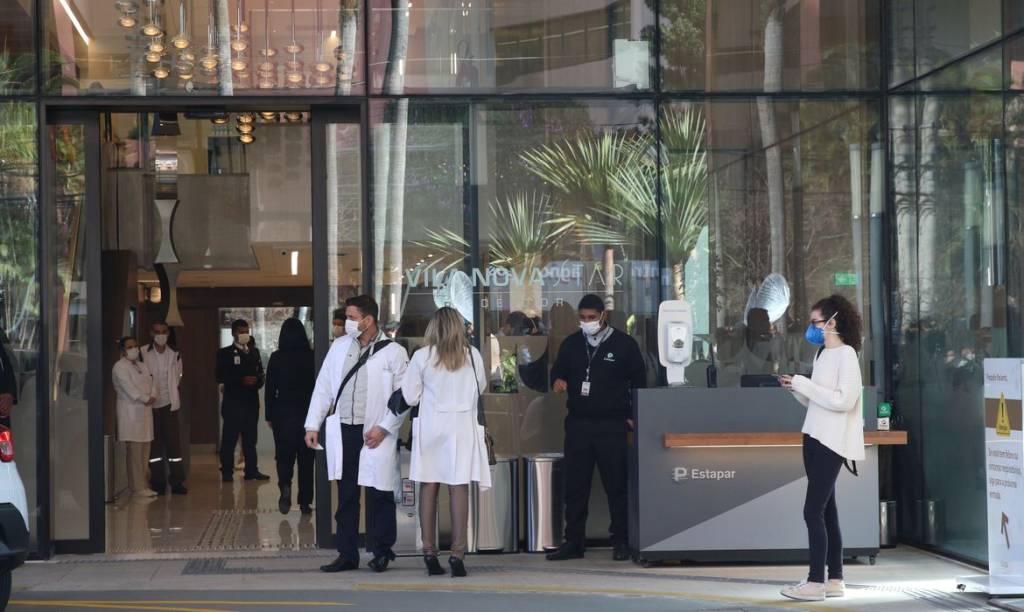 Secovi recomenda manutenção de máscaras em prédios comerciais com clínicas