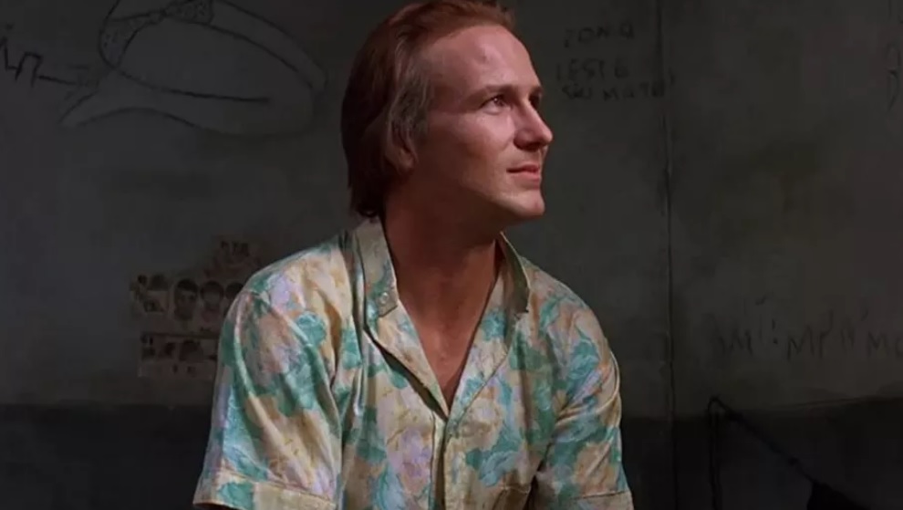 Imagem mostra William Hurt de perfil, olhando para o lado