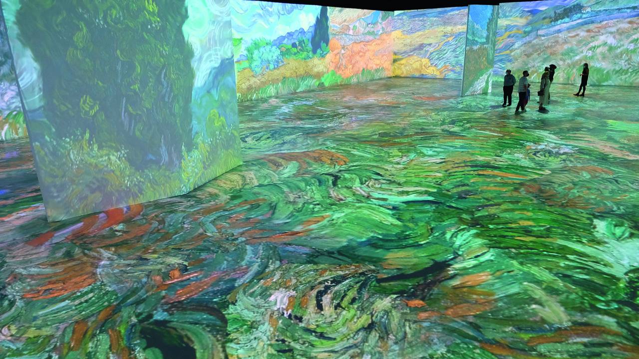 Imagem mostra salão com chão e paredes cobertas por telas que projetam uma pintura impressionista.
