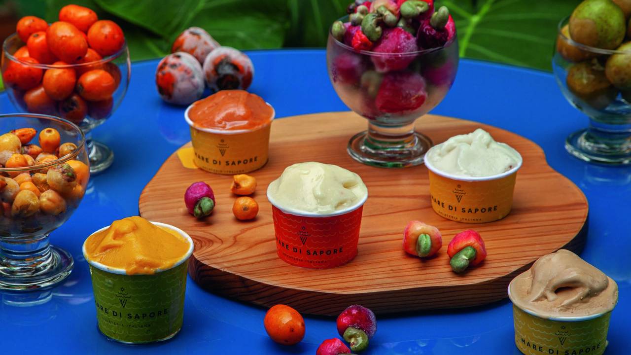 imagem de potinhos com sorvete e taças com frutas congeladas