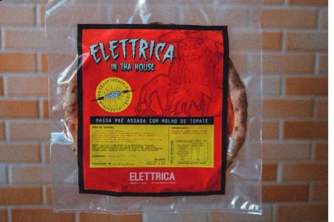 Massa de pizza previamente assada embalada em plástico
