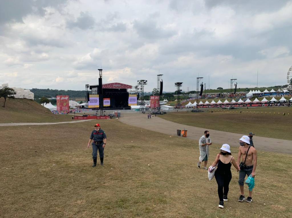 Lollapalooza é paralisado após alerta meteorológico