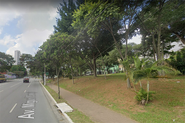 Imagem mostra avenida com praça ao lado
