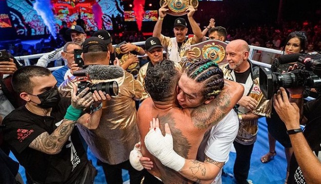 Popó tatua no peito o nome e uma imagem de Whindersson Nunes