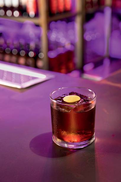 Drinque reverse black manhattan: bitters, bourbon e Averna