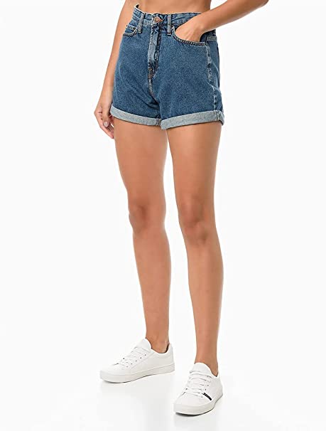 short modelo branca e magra usa short jeans e tênis branco