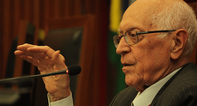 Dalmo Dallari fala ao microfone