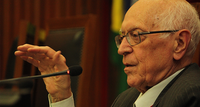 Dalmo Dallari fala ao microfone