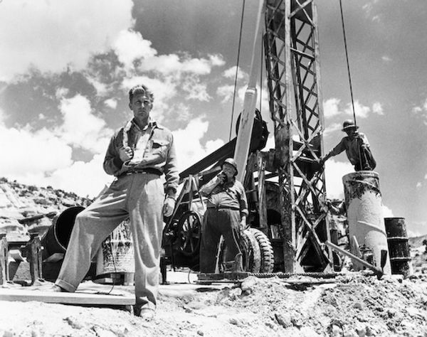 2 A Montanha dos Sete Abutres: cena com Kirk Douglas a céu aberto