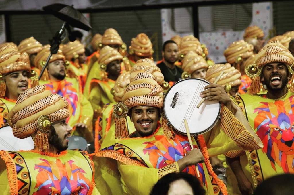 Escolas de samba do Grupo Especial de São Paulo desfilam neste sábado (23)