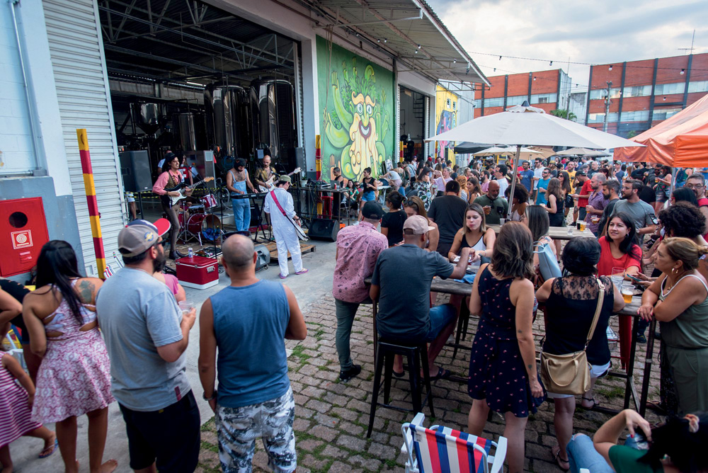 Festival das Cervejarias Paulistanas Ambiente da Cervejaria Tarantino com público e banda tocando