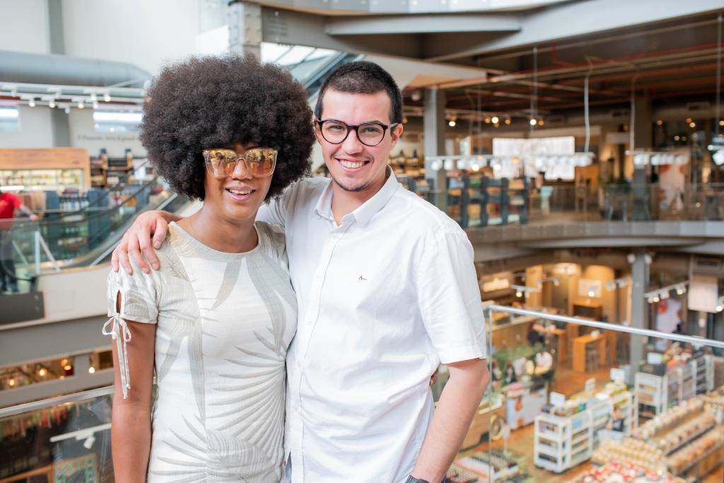 Casa chama – matuzza e digg Imagem dos fundadores da Casa Chama, lado a lado, dentro do Eataly