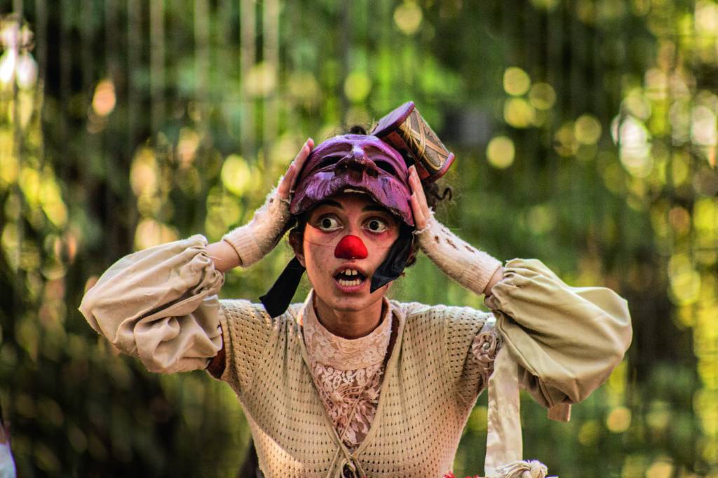 Com 55 máscaras diferentes, peça retrata a vida de órfãs de guerras