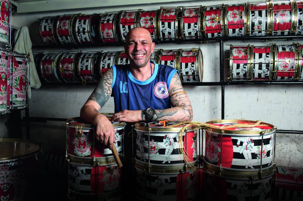 Bastidores do samba: quem afina os instrumentos para o grande dia?