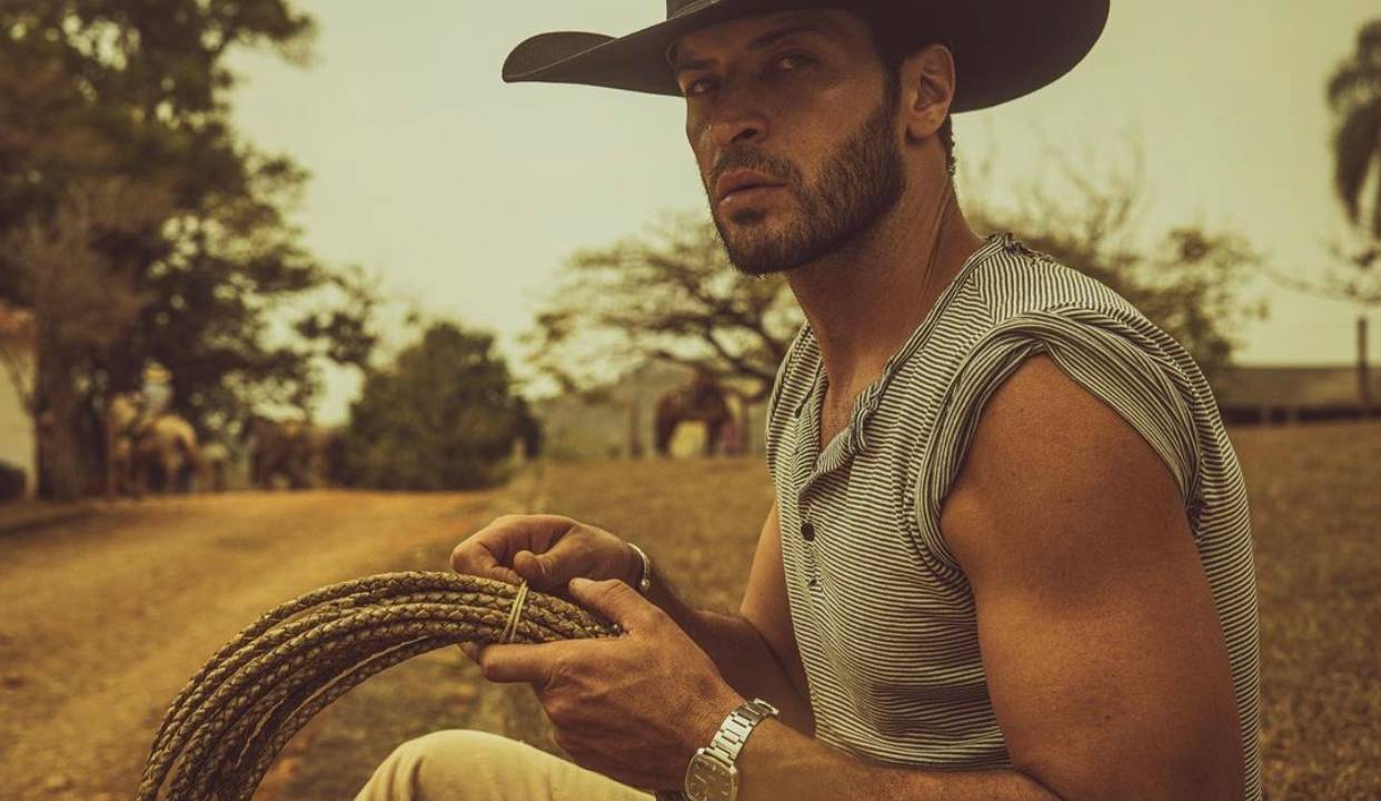 Ator Leandro Lima posa em uma fazenda e aparece de chapéu com uma corda nas mãos