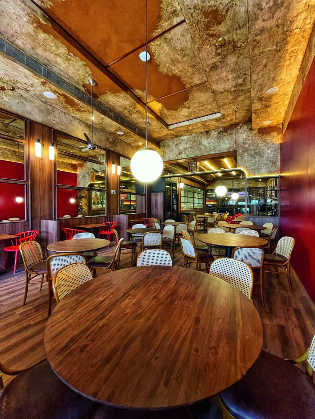 Vila Anália Interior do restaurante francês Merci, no Vila Anália. Com paredes de madeira lustres aredondados e minimalistas, o local tem mesas redondas e cadeiras de madeira