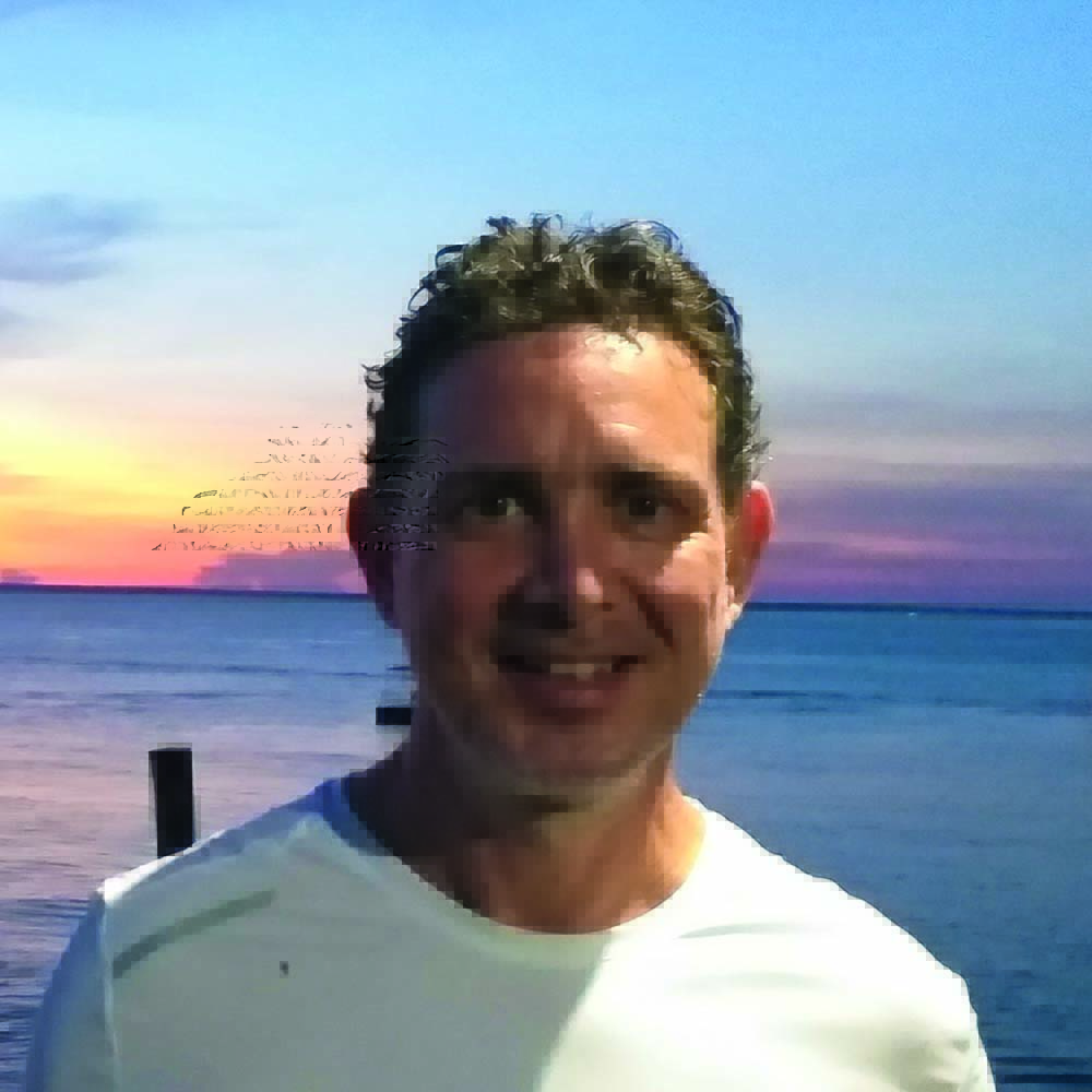 IMG_20211117_201847_089.jpg Gelson Liberman, mediador judicial e extrajudicial, aparece sorrindo e ao fundo está um mar azul e o pôr do sol laranja