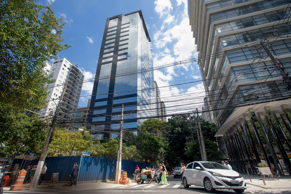 MATERNIDADE SÃO LUIz STAR Amplo prédio espelhado em construção