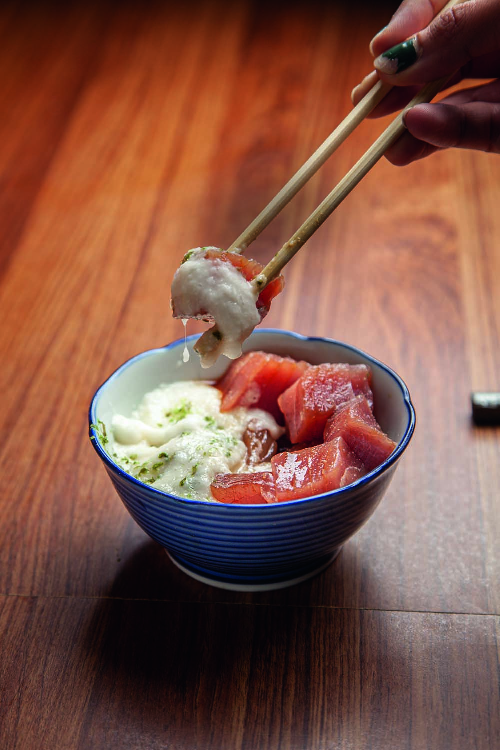 Em cumbuca, estão servidos cubos de atum junto de um creme de cor branca