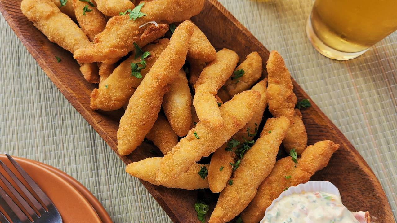 Imagem de iscas de pescado em um recipiente de madeira