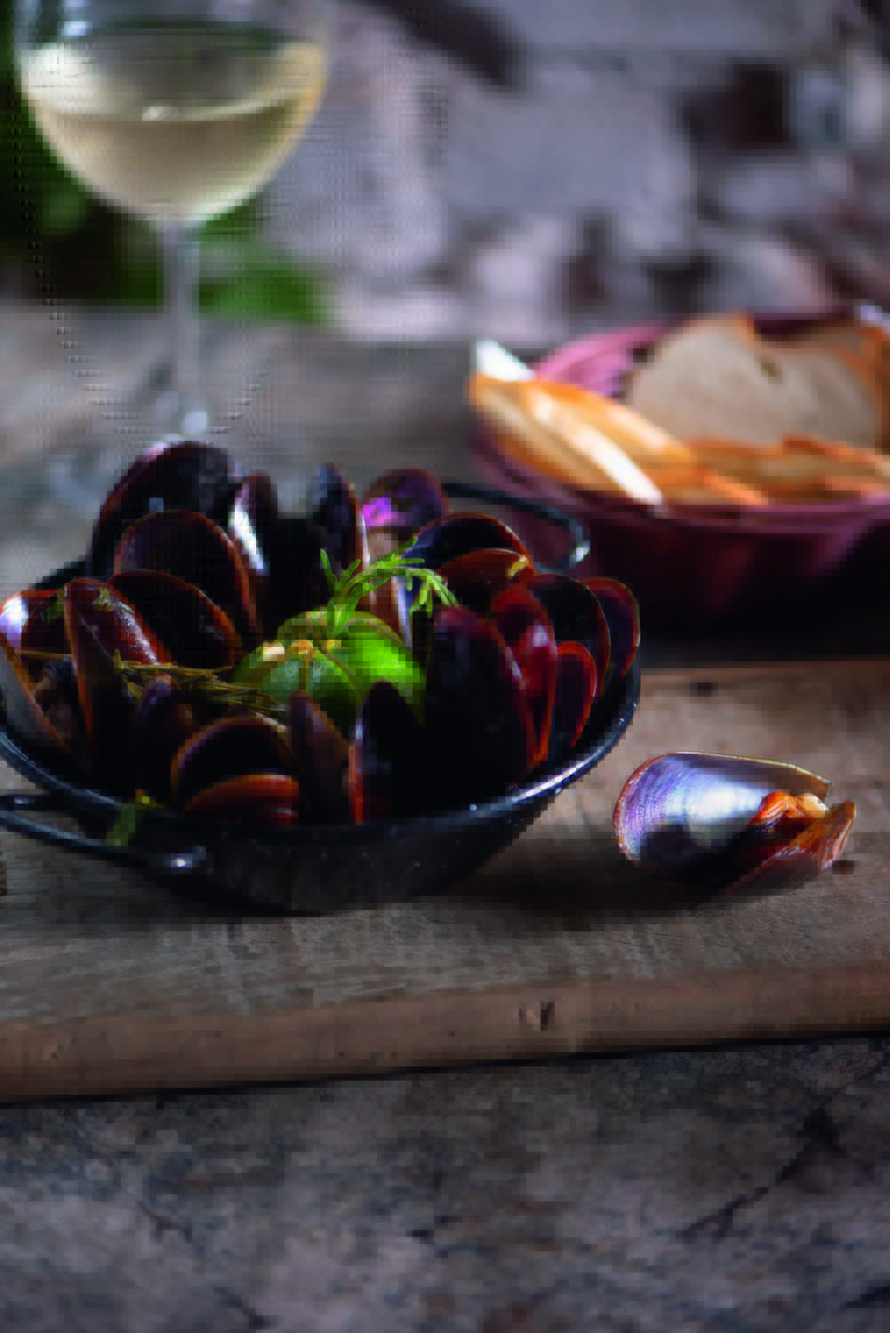 Mexilhões – Miles Wine Bar Imagem de uma tigela com mexilhões