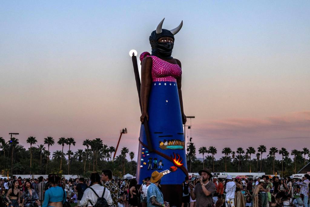 RPE-L-CF-ART-16-WP-2 La Guardiana, por Ramon e Christian Cardenas. Coachella 2022