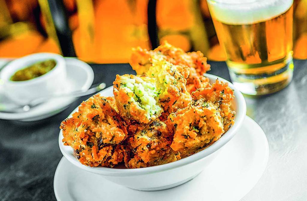 bolinho de arroz – Ritz magem de uma tigela branca com vários bolinhos dentro
