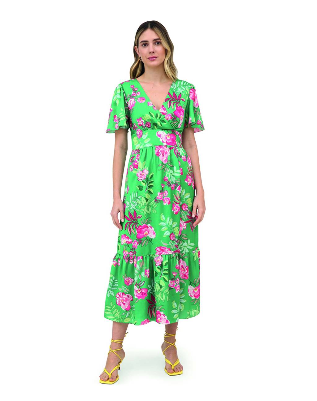 Vestido Katia Amissima Modelo branca, magra e loira usa vestido longo com estampa floral verde e rosa