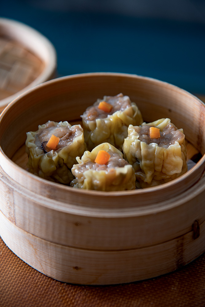 Yǒng Dim Sum Bar Quatro unidades de bolinhos finalizados com cubos de cenoura no topo