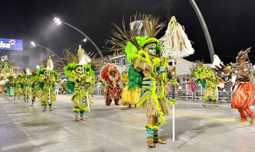 Escolas de samba desfilam no Sambódromo do Anhembi