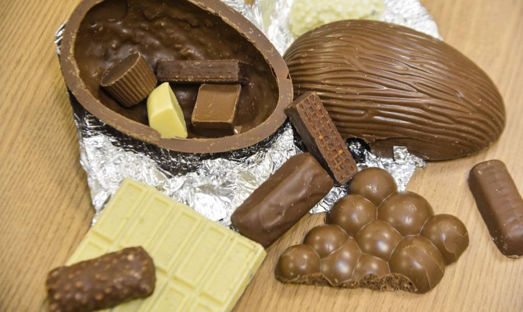 Pedaços de ovos de páscoa e tabletes de chocolate