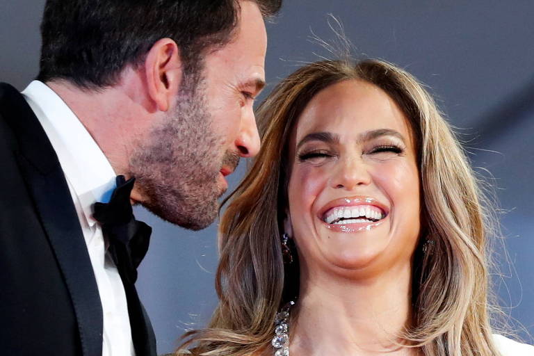 Jennifer Lopez e Ben Affleck sorriem um para o outro