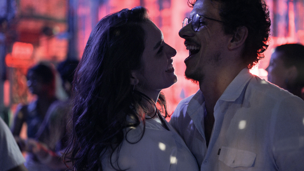 Imagem mostra homem e mulher sorrindo, abraçados