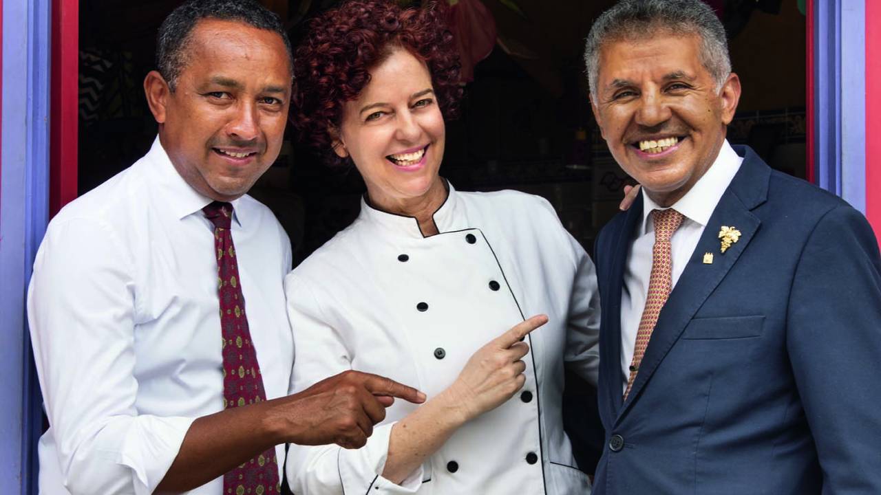 Chico Monteiro, Maddalena Stasi e Jonas Soares (da esquerda para a direita) posam juntos