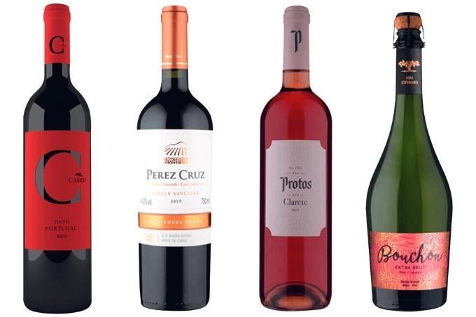 Quatro diferentes garrafas de vinho dispostas sobre fundo branco