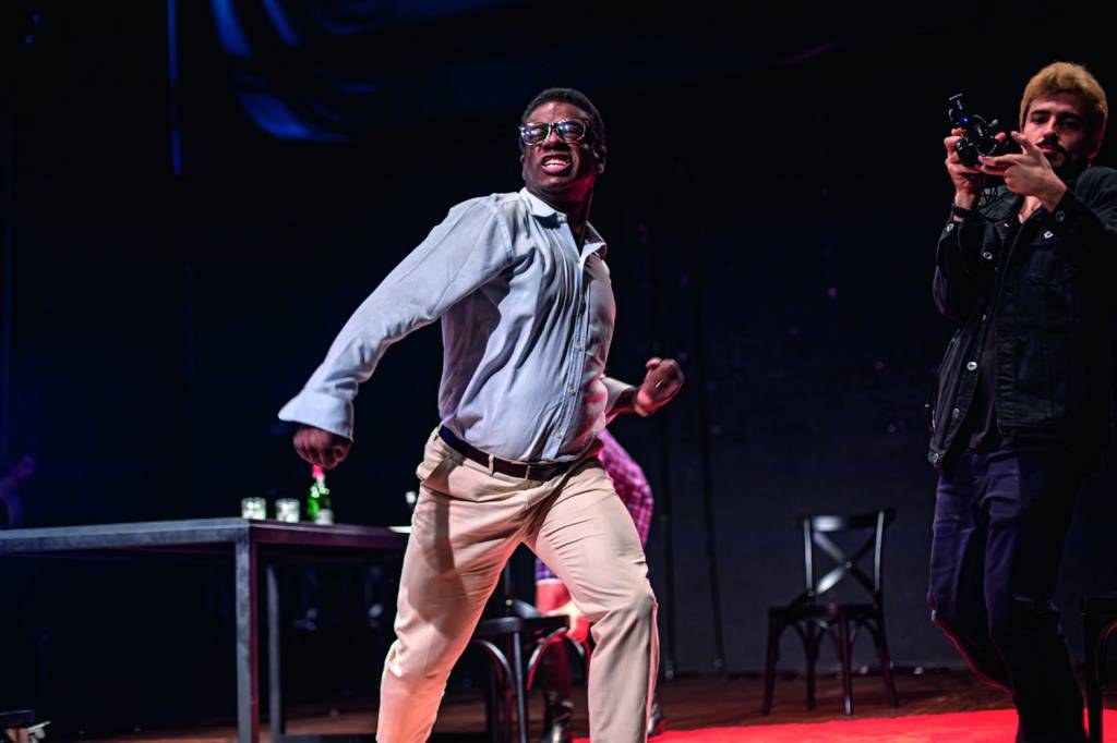 Com elenco diverso, peça trata da corrupção por trás do poder