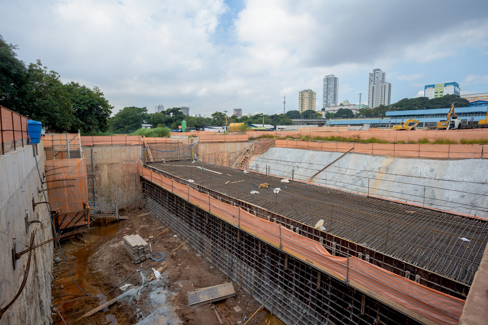 Canal de concreto onde passará o córrego: em cima da Estação Penha