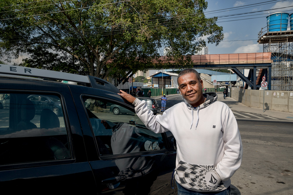 2022_05_20_taxista_Obras_Metrô_Penha_Foto_Wanezza_Soares-2144.jpg Taxista Reinaldo ao lado de seu carro