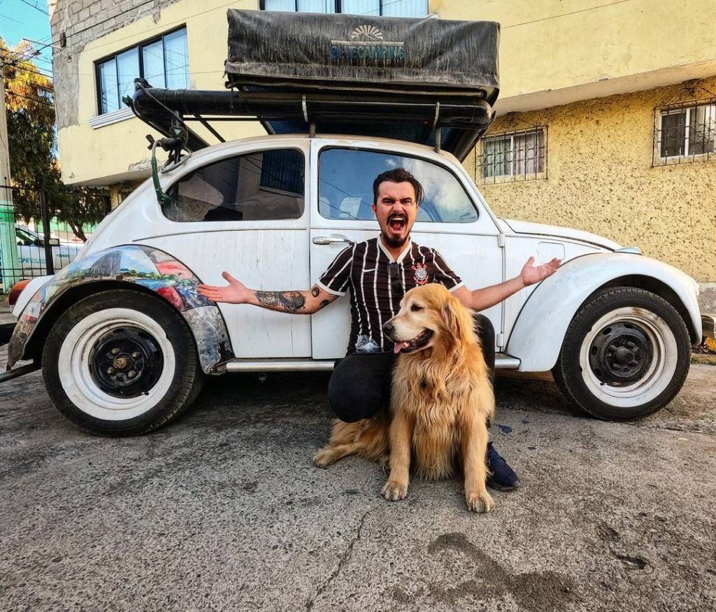 Jesse Koz e seu cachorro em viagem