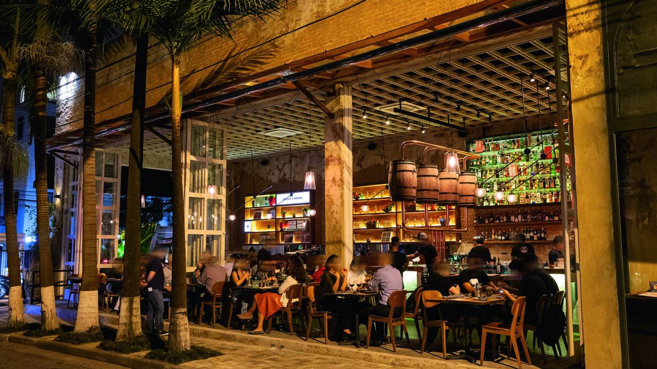 Ambiente de bar visto da parte de fora